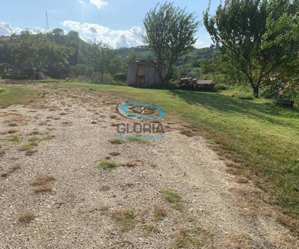 casa indipendente in vendita a Fabriano
