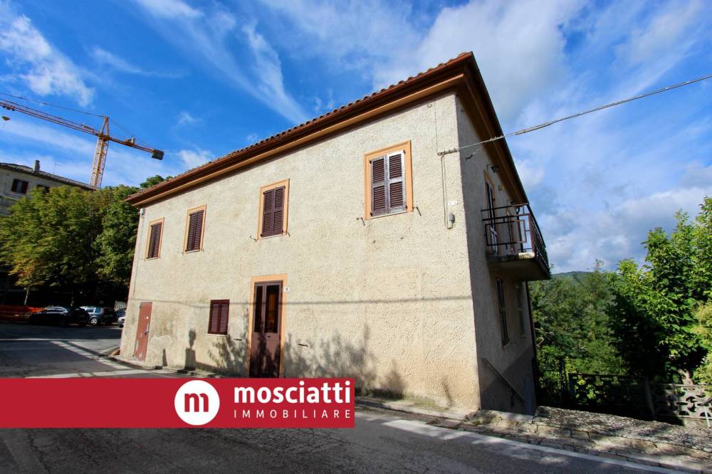 casa indipendente in vendita a Fabriano in zona Collamato