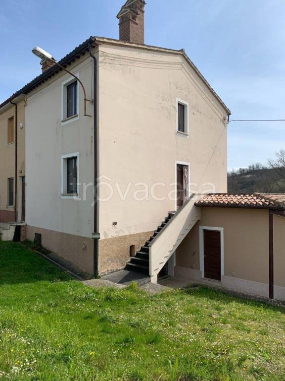 casa indipendente in vendita a Fabriano in zona Attiggio