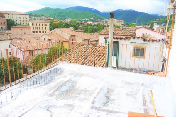 casa indipendente in vendita a Fabriano