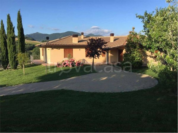 casa indipendente in vendita a Fabriano in zona Nebbiano