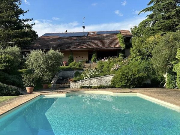 casa indipendente in vendita a Fabriano