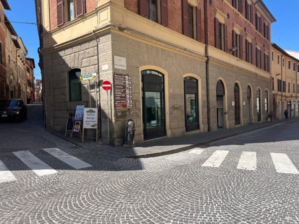 locale commerciale in vendita a Fabriano