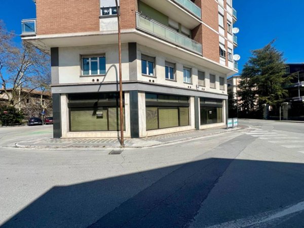 locale commerciale in vendita a Fabriano
