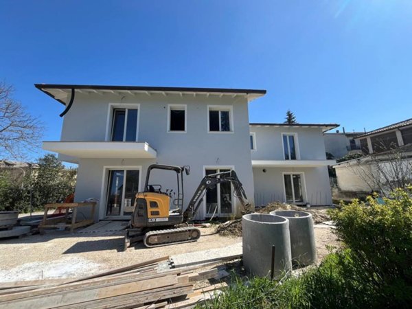 casa indipendente in vendita a Fabriano