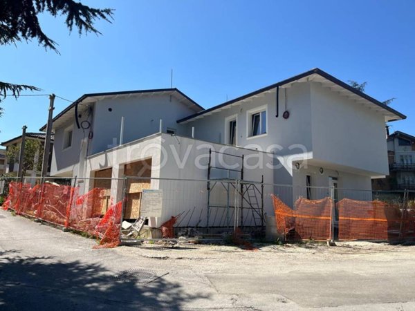 casa indipendente in vendita a Fabriano