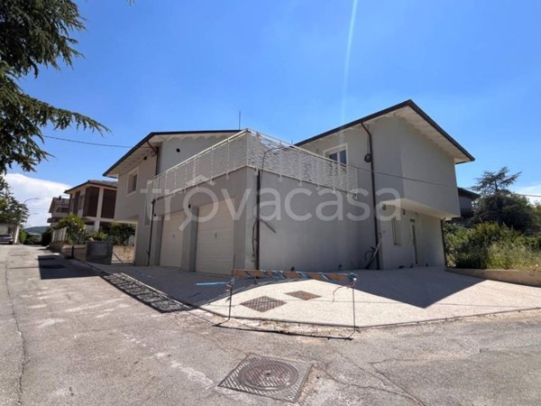 casa indipendente in vendita a Fabriano