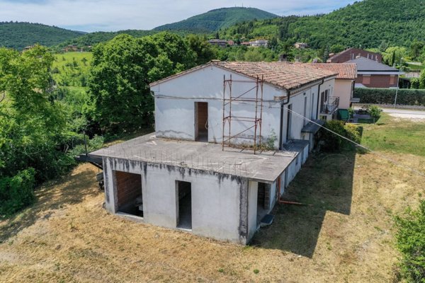 casa indipendente in vendita a Fabriano