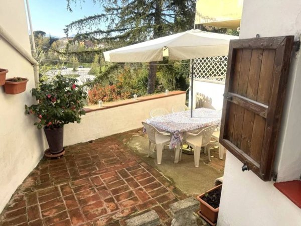 casa indipendente in vendita a Fabriano