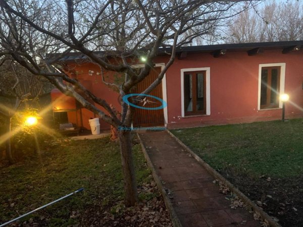 casa indipendente in vendita a Fabriano in zona Marischio
