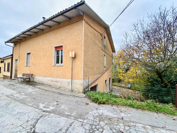 intera palazzina in vendita a Fabriano in zona Ciaramella