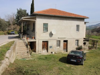 casa indipendente in vendita a Fabriano