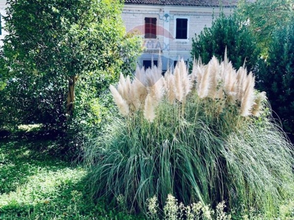 casa indipendente in vendita a Fabriano