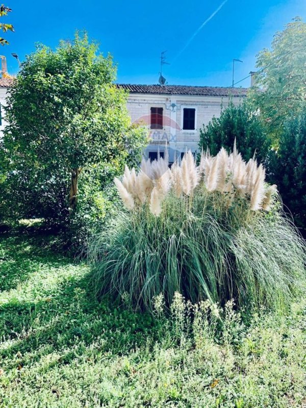 casa indipendente in vendita a Fabriano