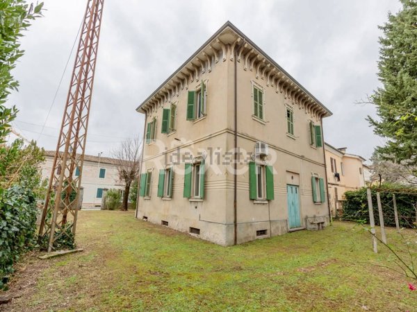 casa indipendente in vendita a Fabriano
