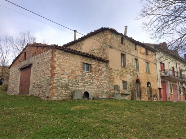 casa indipendente in vendita a Fabriano in zona Rocchetta