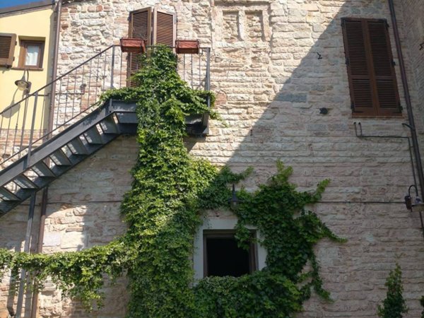 casa indipendente in vendita a Fabriano