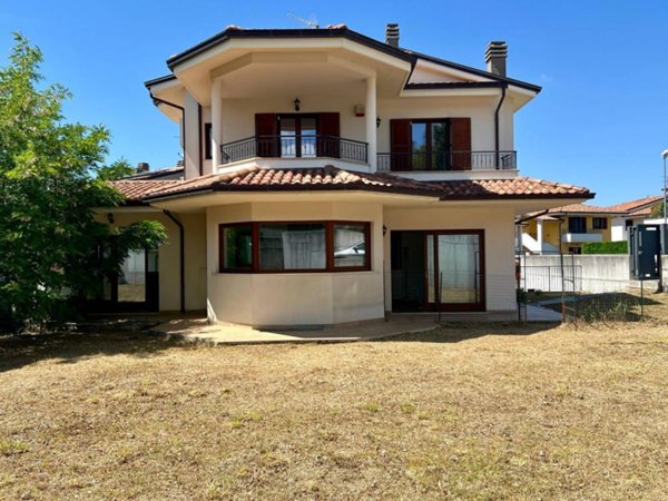 casa indipendente in vendita a Fabriano