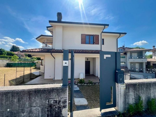 casa indipendente in vendita a Fabriano