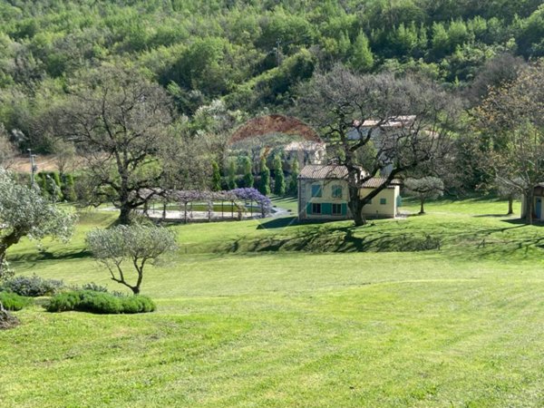 casa indipendente in vendita a Fabriano in zona Precicchie/Grotte