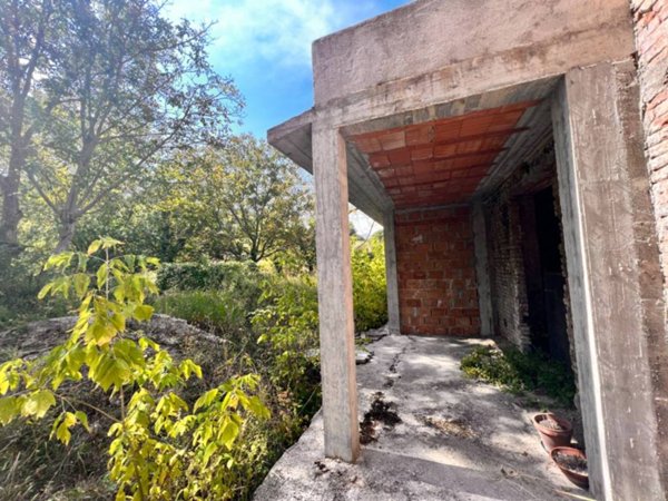casa indipendente in vendita a Fabriano in zona Marischio