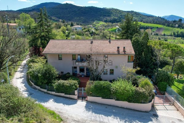 casa indipendente in vendita a Fabriano