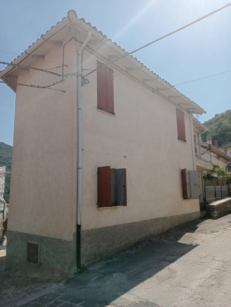 casa indipendente in vendita a Fabriano in zona Castelletta