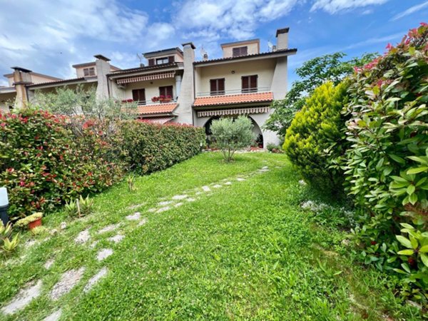 casa indipendente in vendita a Fabriano