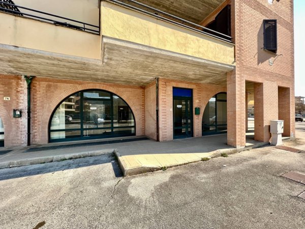 locale commerciale in vendita a Fabriano