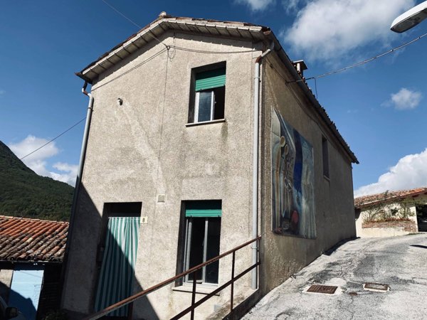 casa semindipendente in vendita a Fabriano in zona Cacciano