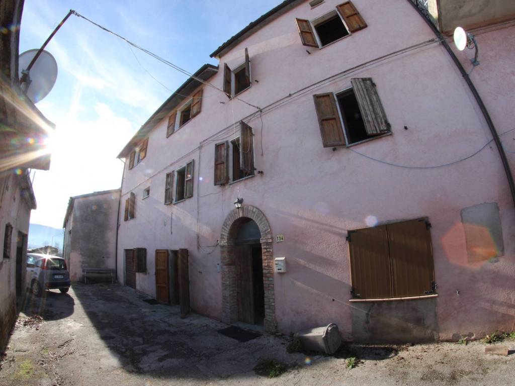 casa indipendente in vendita a Fabriano in zona Cantia