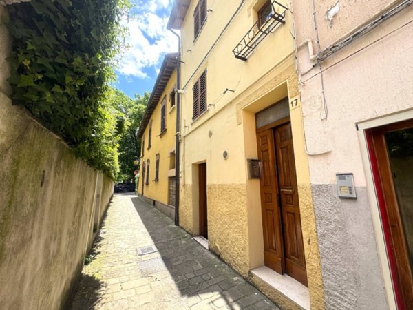 casa indipendente in vendita a Fabriano