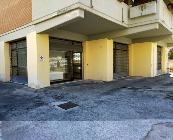 locale commerciale in vendita a Fabriano