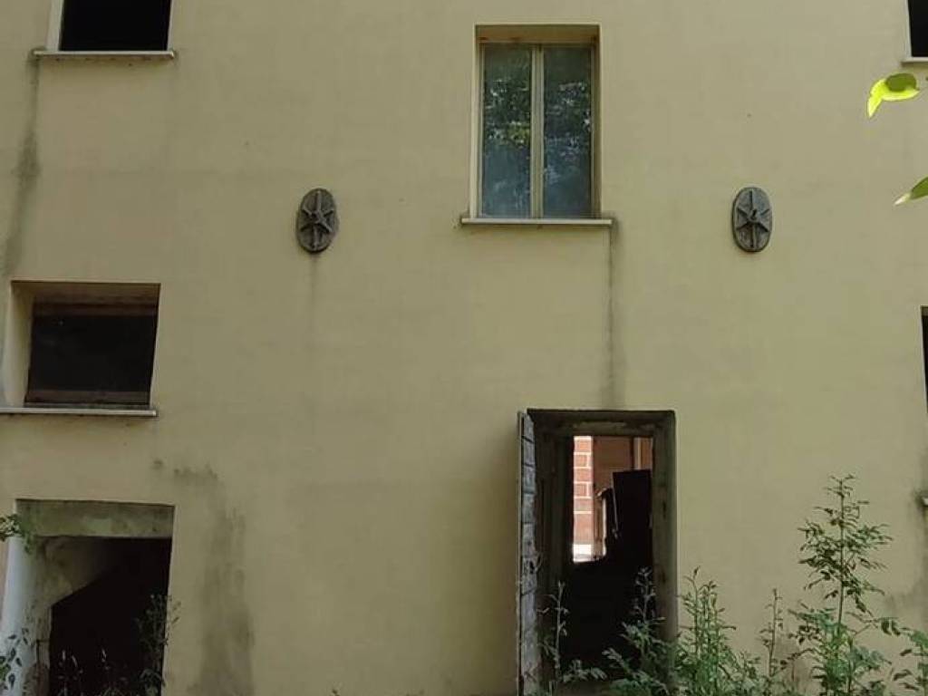 casa indipendente in vendita a Fabriano in zona Serradica