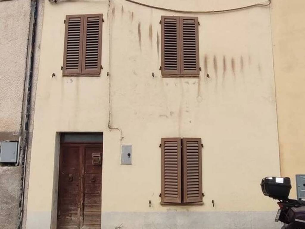 casa indipendente in vendita a Fabriano in zona Attiggio