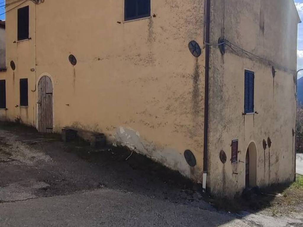 casa indipendente in vendita a Fabriano in zona Rucce