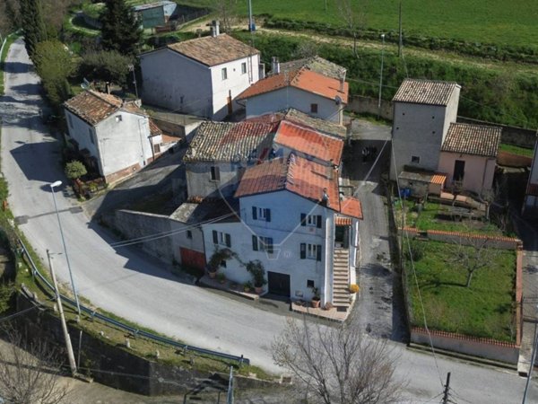casa indipendente in vendita a Fabriano in zona San Giovanni