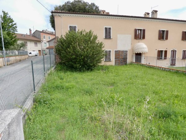 intera palazzina in vendita a Fabriano in zona Marischio