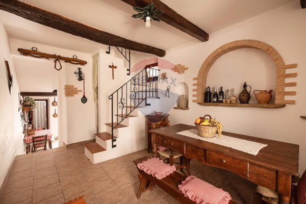 casa indipendente in vendita a Fabriano in zona Castelletta