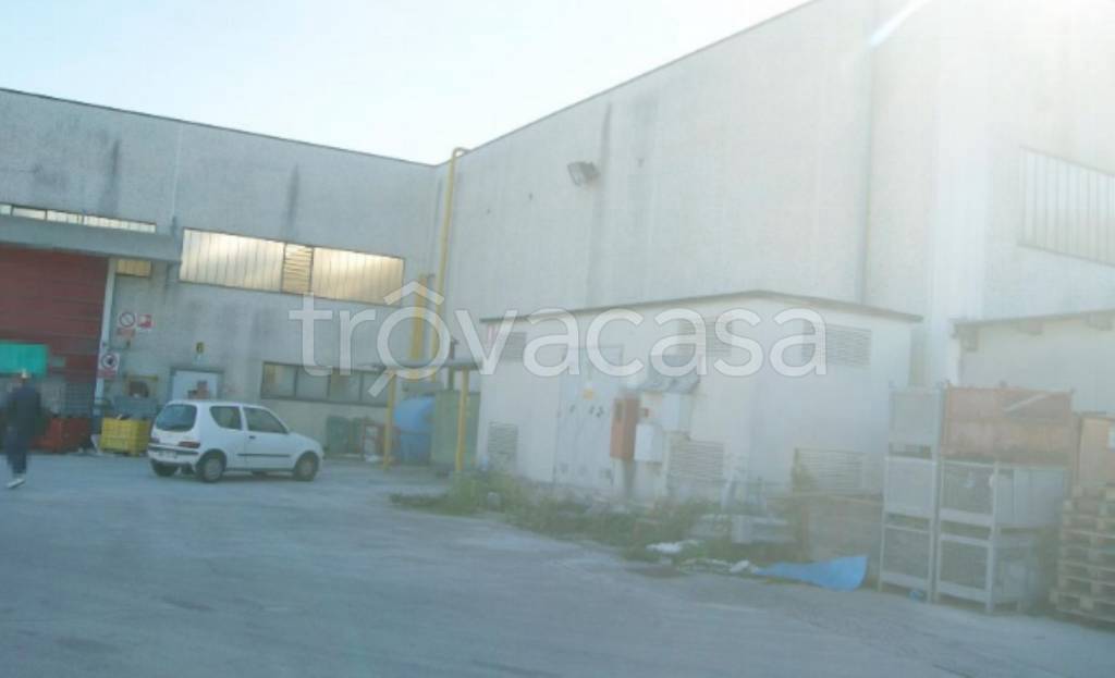 locale commerciale in vendita a Fabriano in zona Marischio