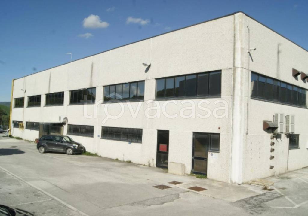 locale commerciale in vendita a Fabriano in zona Marischio