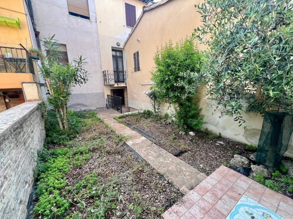 casa indipendente in vendita a Fabriano