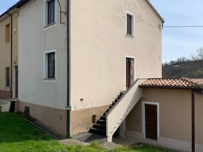 casa indipendente in vendita a Fabriano in zona Attiggio