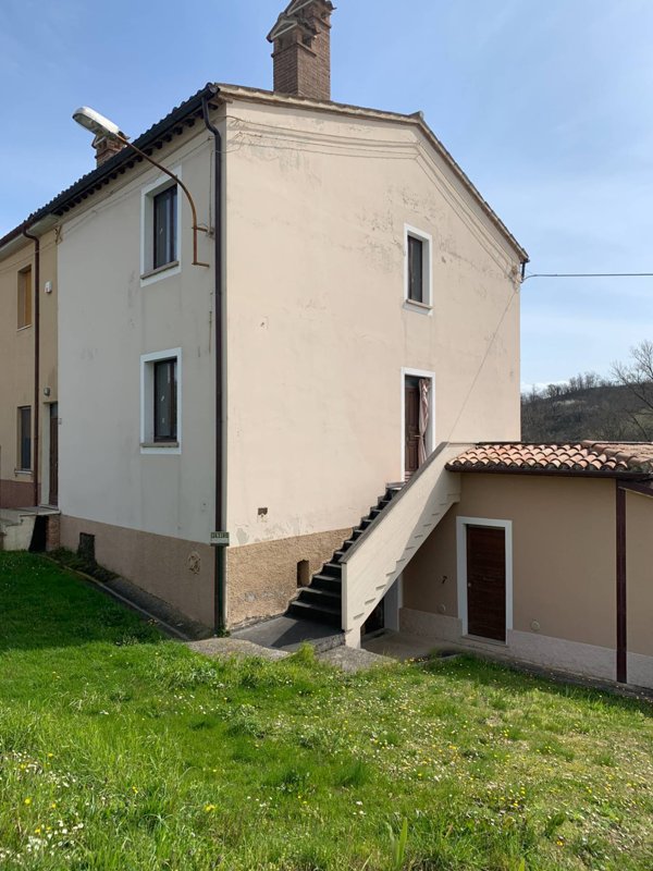 appartamento in vendita a Fabriano in zona Attiggio