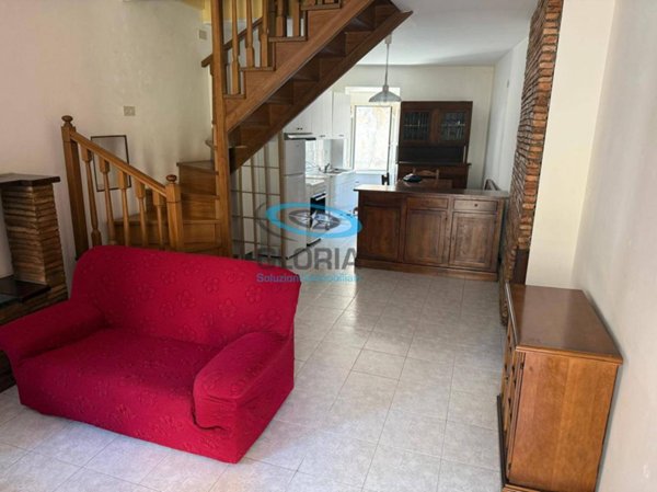 casa indipendente in vendita a Fabriano in zona Albacina