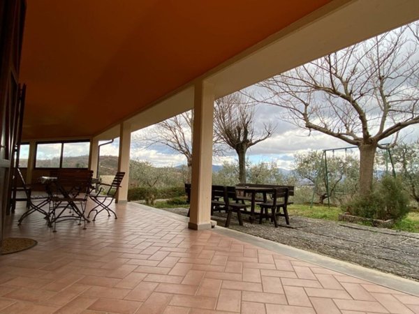 casa indipendente in vendita a Fabriano