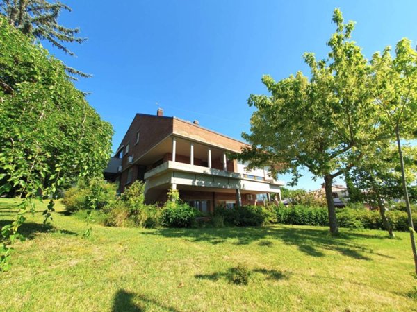 casa indipendente in vendita a Fabriano in zona Colle Paganello