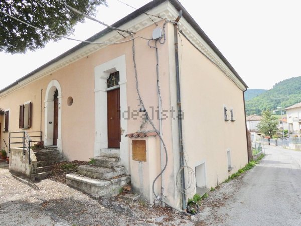 casa indipendente in vendita a Fabriano in zona Marischio