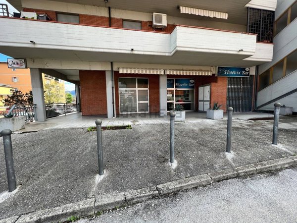 locale commerciale in vendita a Fabriano