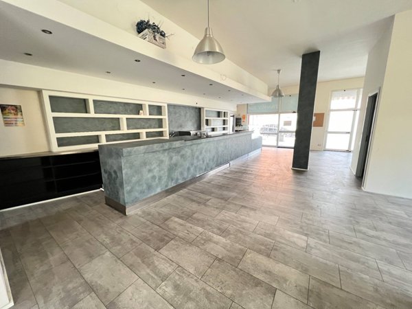 locale commerciale in vendita a Fabriano